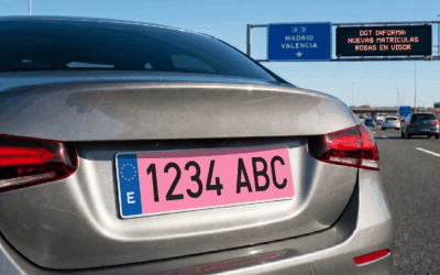 El rosa llega a las carreteras en 2026: La DGT se inspira en Francia para sus nuevas matrículas